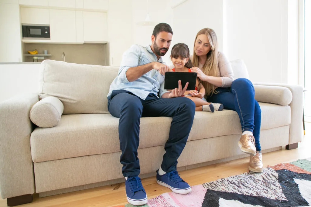 Familia revisando su consumo eléctrico en casa
